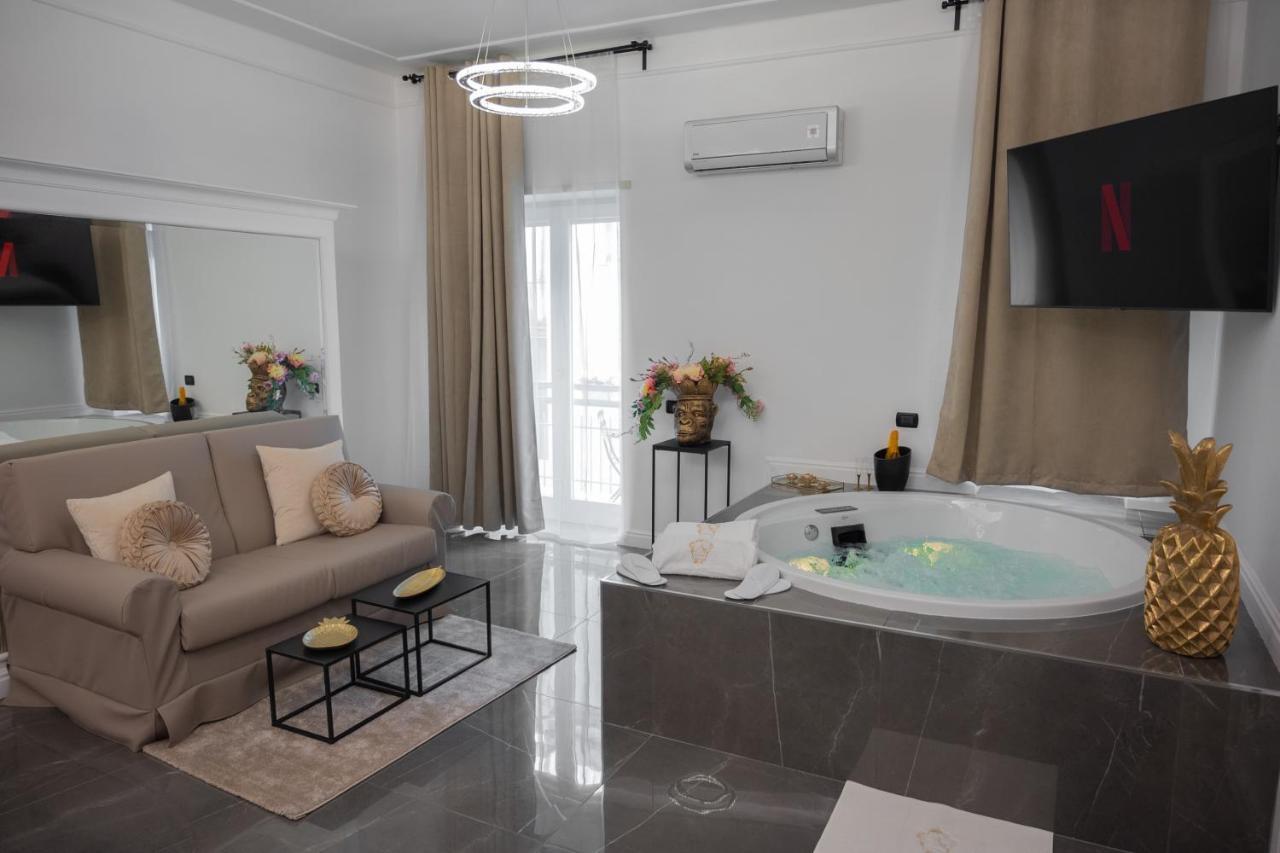 Nm Luxury Suites Помпей Екстериор снимка